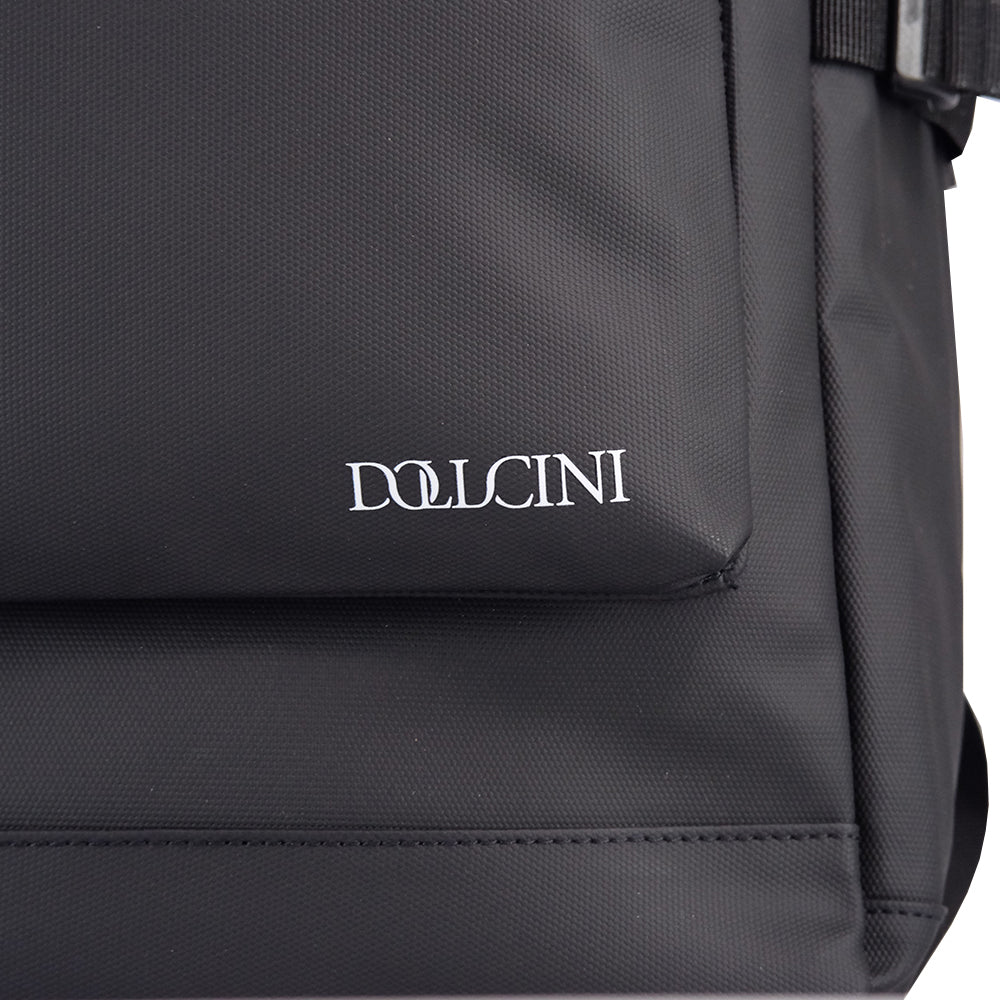 fekete oxford laptop hátizsák közeli részleten Dollcini logóval és alsó varrással