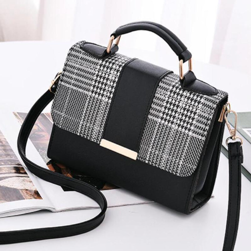 fekete kockás kompakt női crossbody táska asztali termékfotón
