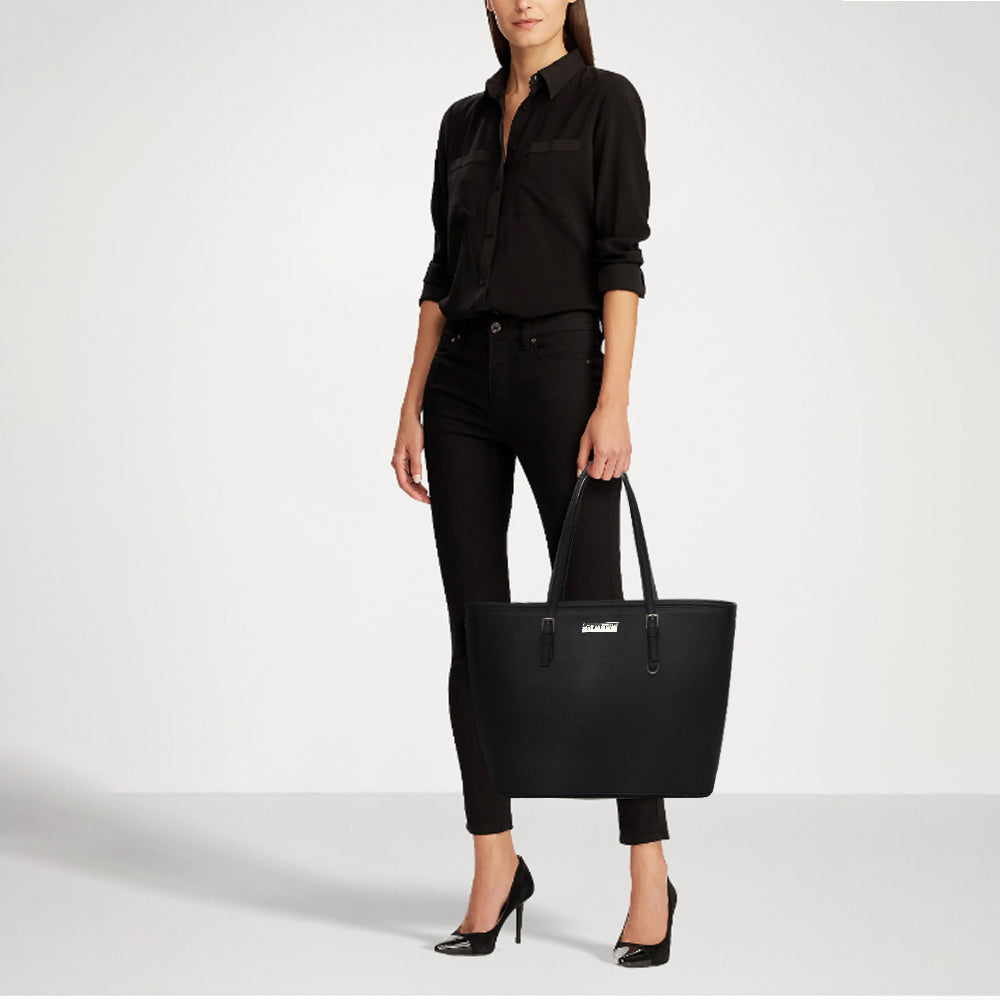 fekete klasszikus női tote kézitáska modellen, elegáns fekete viselettel