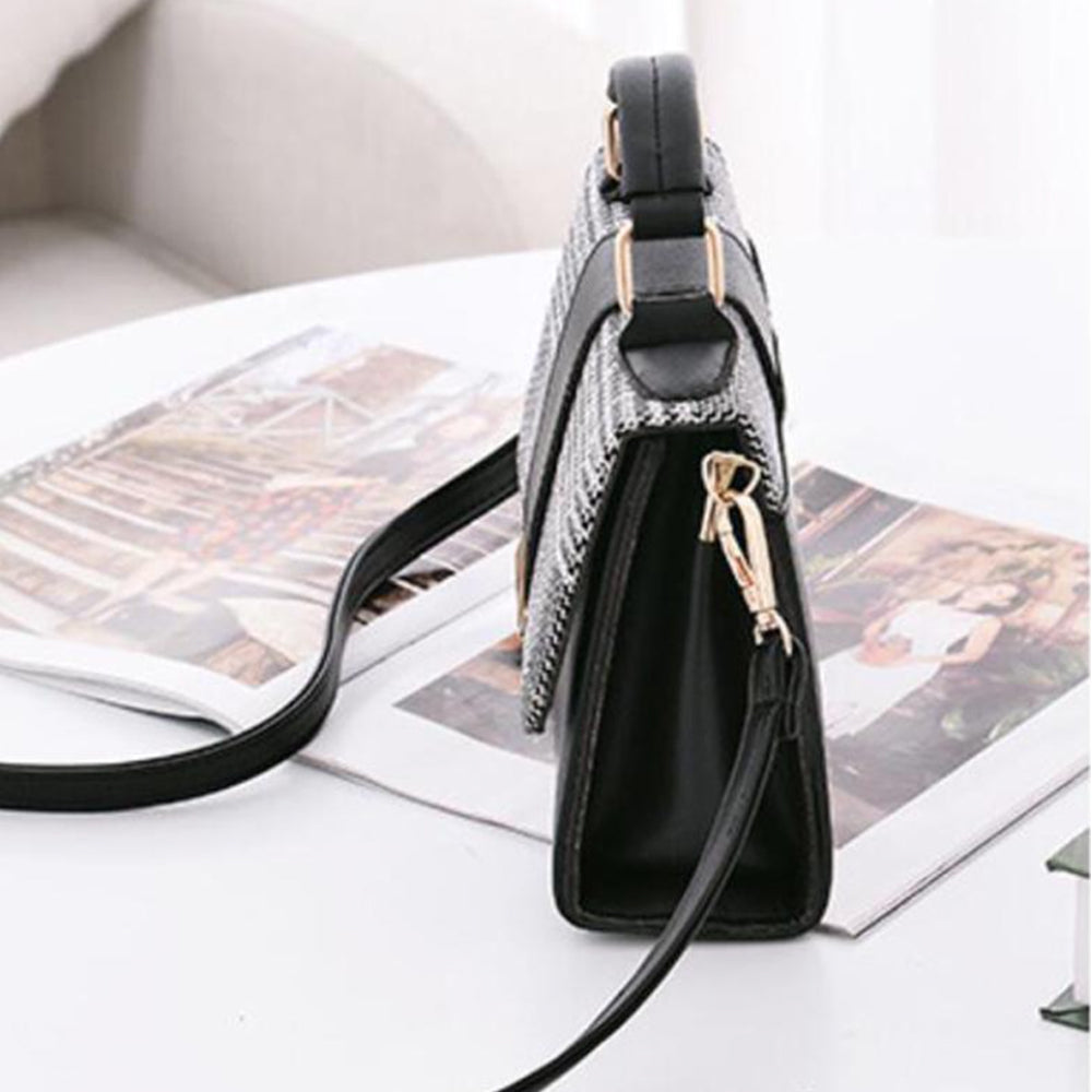 fekete kockás kompakt női crossbody táska oldalsó termékfotón cipzárral és vállpánttal