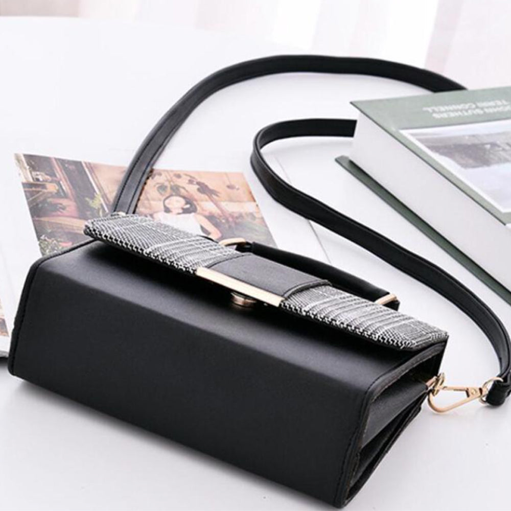 fekete kockás kompakt női crossbody táska oldalsó termékfotón magazinok mellett