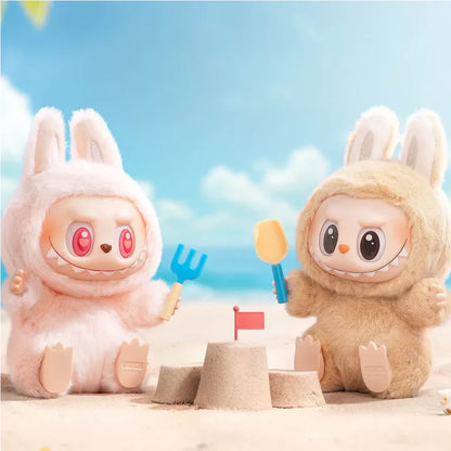Lafufu vinyl baba figurák, homokváras strandjelenetben