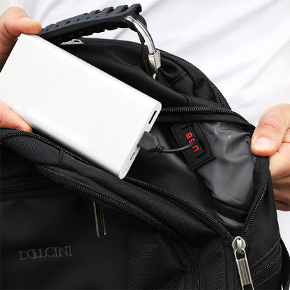 fekete unisex laptop hátizsák belső USB csatlakozó részletével és power bankkal