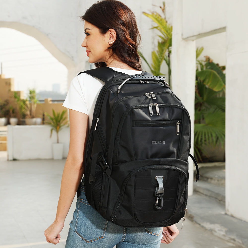 fekete unisex laptop hátizsák női modellen, teljes hátoldali nézetben