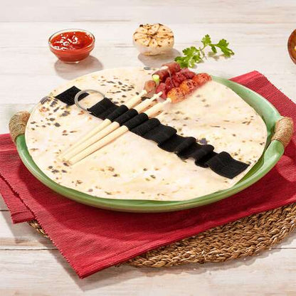 tortilla mintás tolltartó használati jelenetben, írószerekkel tányéron