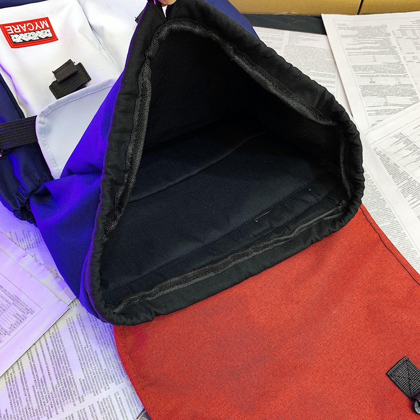 iskolatáska hátizsák, fehér, nylon anyagból, cipzáras részlettel, hátoldali nézetben, közelebbi részlettel