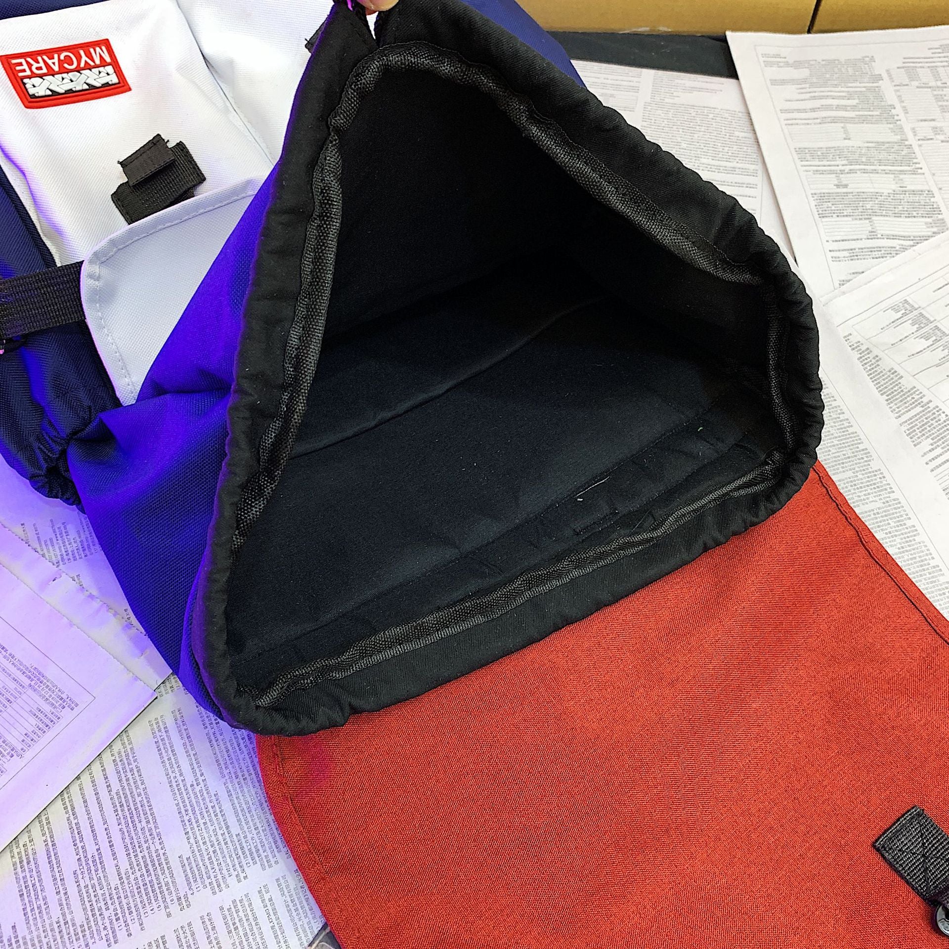 iskolatáska hátizsák, fehér, nylon anyagból, cipzáras részlettel, hátoldali nézetben, közelebbi részlettel