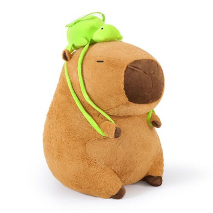 Dollcini DreamPets kapibara plüssfigura, zöld béka sapkával
