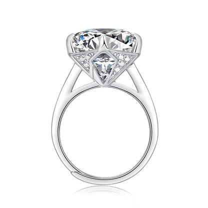 moissanite gyűrű oldalnézetben, hatkarmos emelt foglalattal