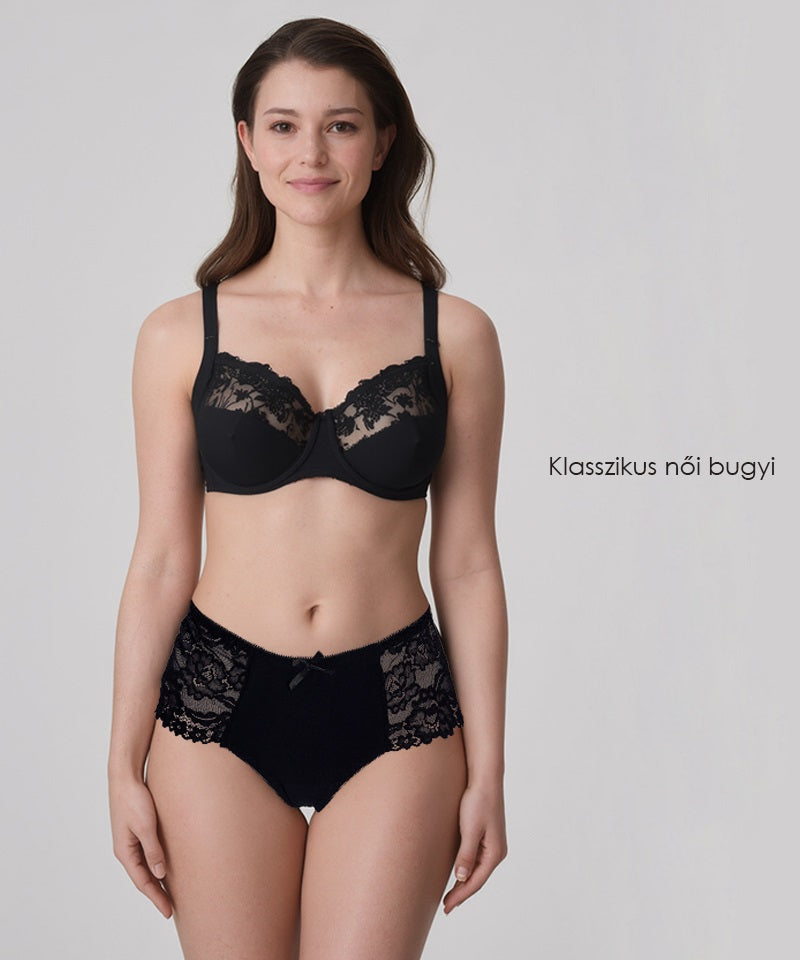fekete csipkés klasszikus női bugyi, 6 részes szett, elölnézetben modellen