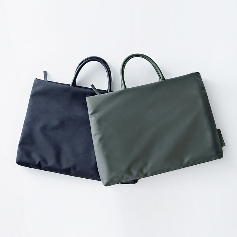 sötétkék és olívazöld vízálló nylon laptoptáskák egymás mellett termékfotón