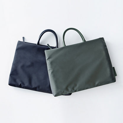 sötétkék és olívazöld vízálló nylon laptoptáskák egymás mellett termékfotón