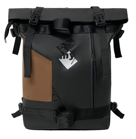 fekete-barna roll-top unisex laptop hátizsák elölnézetben, oldalsó barna panellel