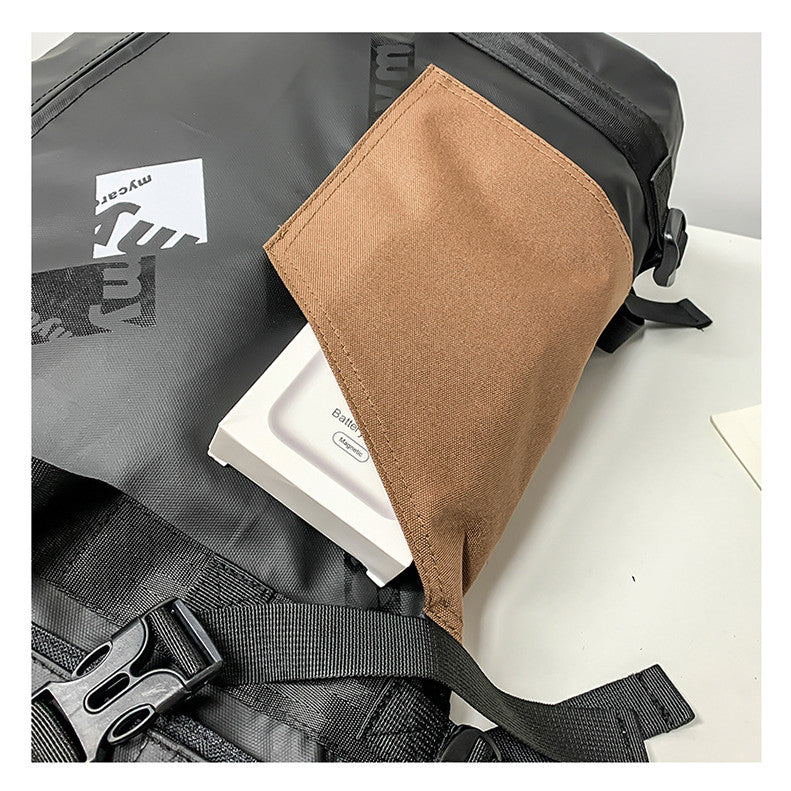 fekete roll-top laptop hátizsák nyitott belsővel és külön laptoprekesszel