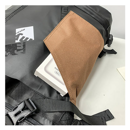 fekete roll-top laptop hátizsák nyitott belsővel és külön laptoprekesszel