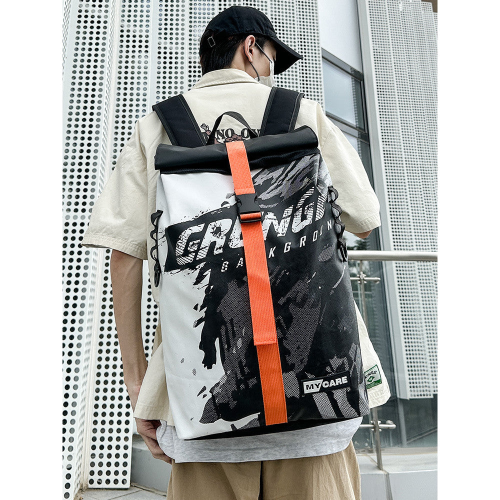 fekete-fehér diák laptop hátizsák városi használati képen hátulról hordva