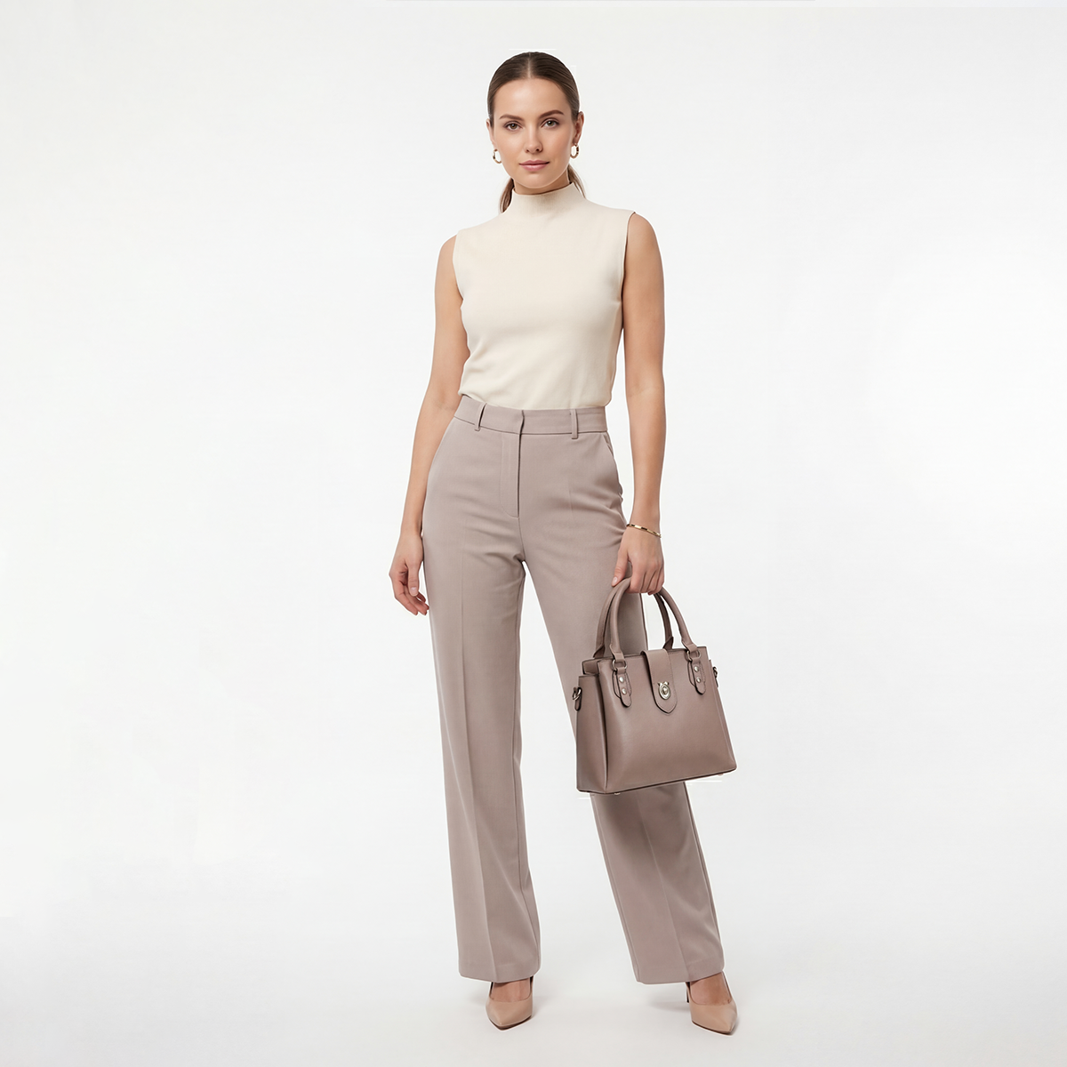 khaki női műbőr kézitáska modellen kézben tartva levehető vállpánttal