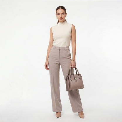 khaki női műbőr kézitáska modellen kézben tartva levehető vállpánttal