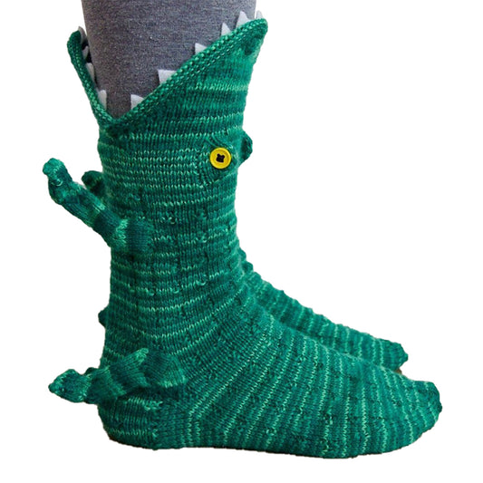 Dollcini zöld kézzel horgolt krokodil zokni, lábon viselve