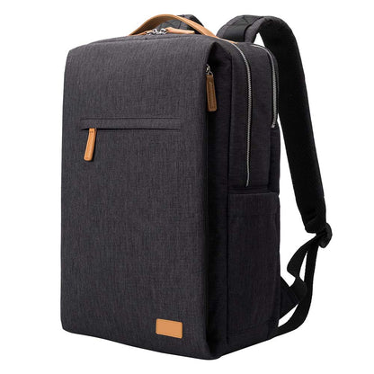 fekete unisex laptop hátizsák, minimalista előlappal és barna címkével