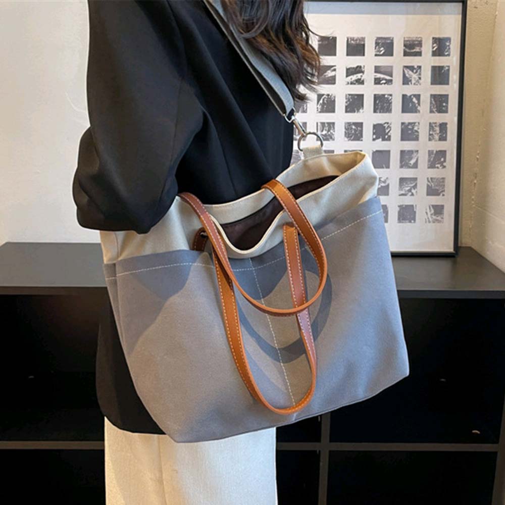 világoskék-bézs női nylon shopper táska modellen vállon hordva barna pántokkal