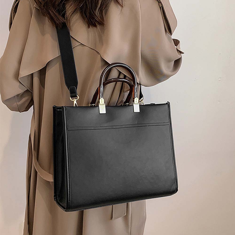 fekete strukturált női crossbody kézitáska modellen, vállon viselt elölnézetben