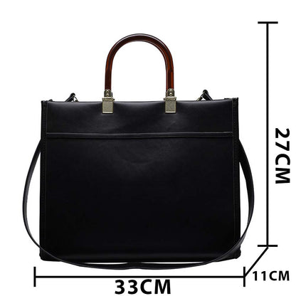 fekete strukturált női crossbody kézitáska méretábrán, 33 x 27 x 11 cm jelöléssel