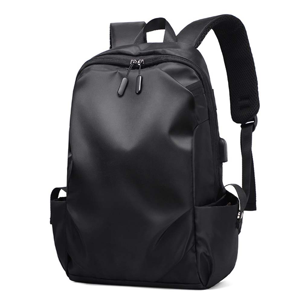fekete vízálló nylon laptop hátizsák elölnézetben párnázott vállpántokkal