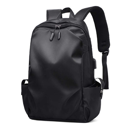 fekete vízálló nylon laptop hátizsák elölnézetben párnázott vállpántokkal