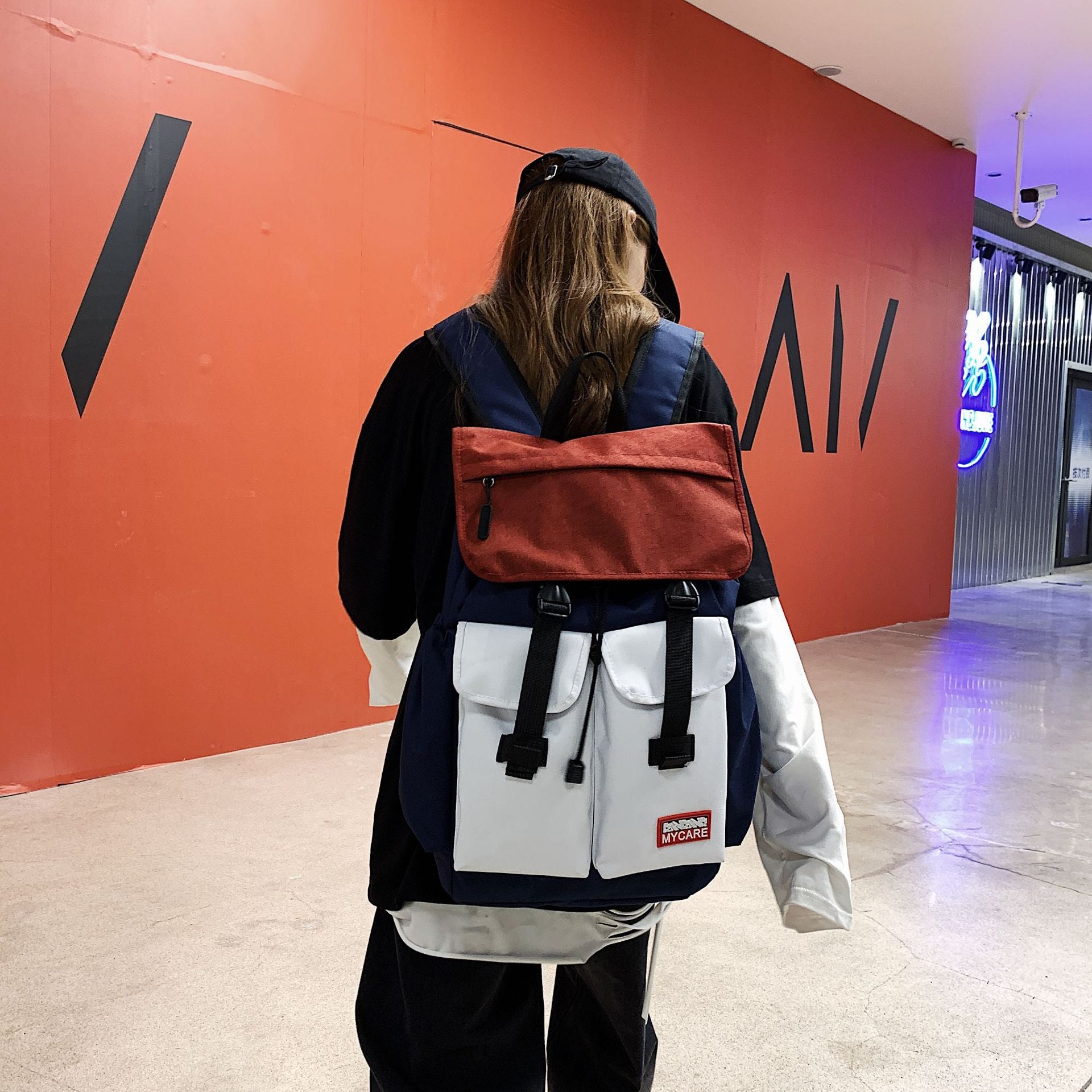 iskolatáska hátizsák, fehér, nylon anyagból, laptoprekesszel, belső rekeszekkel