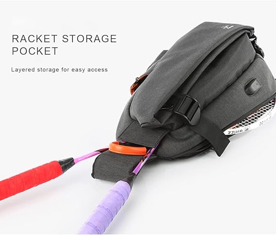 szürke-fekete USB sport sling táska ütőtartó zsebbel, tollasütőkkel bemutatva