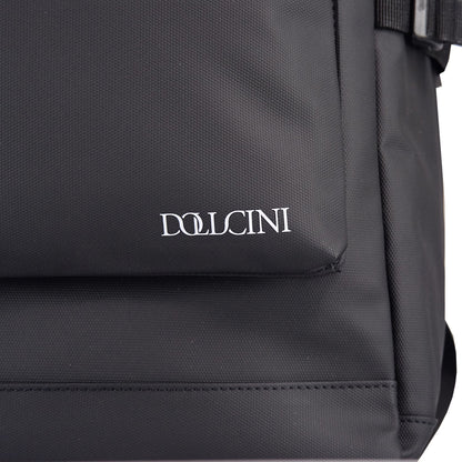 fekete oxford laptop hátizsák közeli részleten Dollcini logóval és alsó varrással