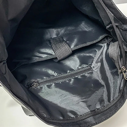fekete roll-top laptop hátizsák belső rekesz közeli nézetben, cipzáras zsebbel