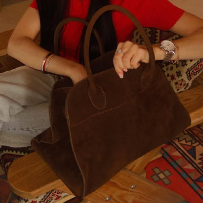barna velúrhatású nagy méretű női shopper kézitáska kézben tartott lifestyle jelenetben