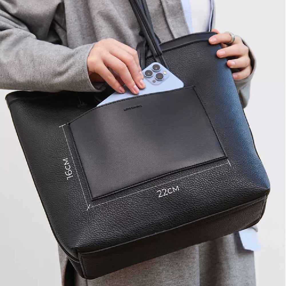 fekete nagy méretű laptop tote táska elülső zsebével, telefonnal használva