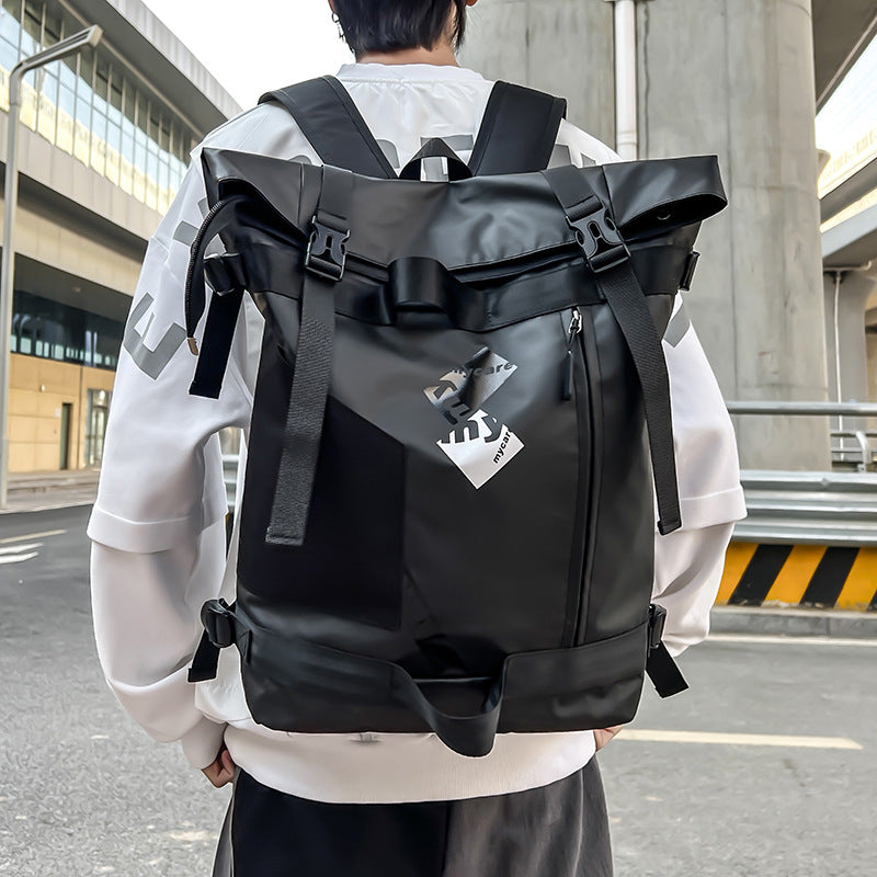 fekete roll-top laptop hátizsák modellen, hátoldali utcai viseletben