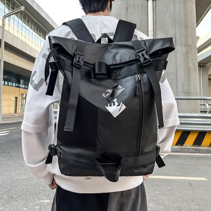 fekete roll-top laptop hátizsák modellen, hátoldali utcai viseletben