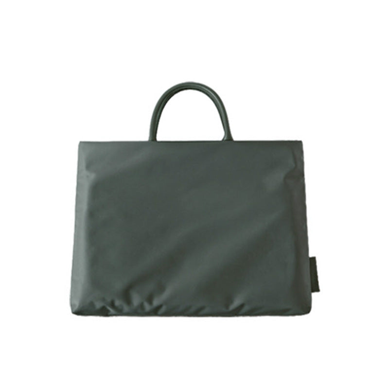 olívazöld vízálló nylon laptoptáska elölnézetben két rövid fogantyúval