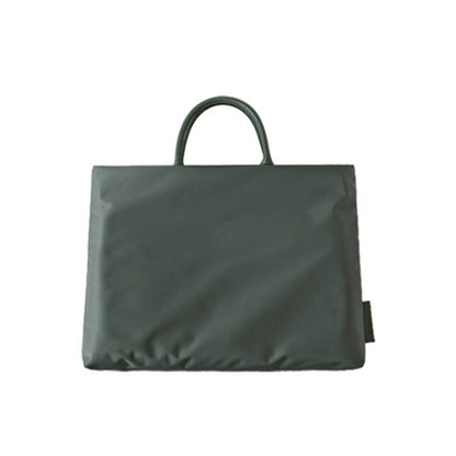 olívazöld vízálló nylon laptoptáska elölnézetben két rövid fogantyúval