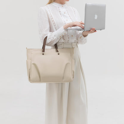 bézs vízlepergető női laptop válltáska modellen, laptopot kézben tartva