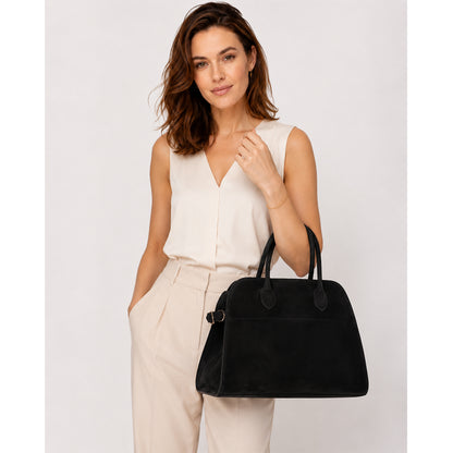 fekete velúrhatású nagy méretű női shopper kézitáska modellen, kézben tartva