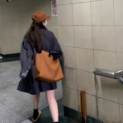 barna női műbőr laptoptáska modellen hátulról hordva metróállomási jelenetben