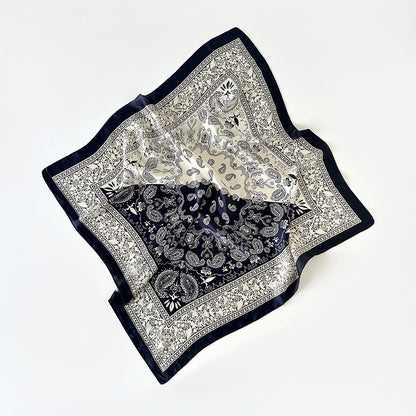 Dollcini fekete-fehér paisley mintás szatén kendő, 70 x 70 cm