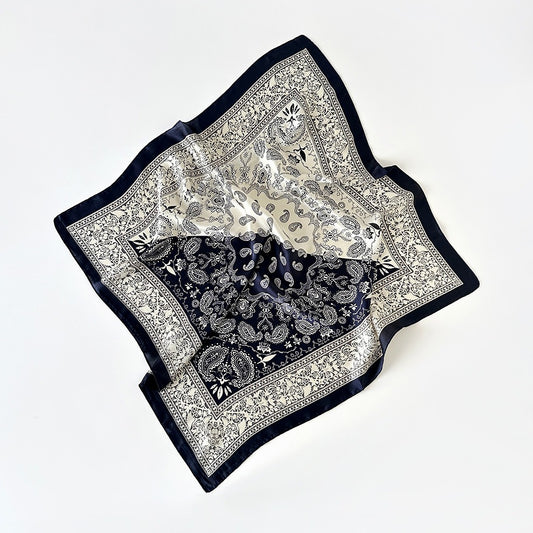 Dollcini fekete-fehér paisley mintás szatén kendő, 70 x 70 cm
