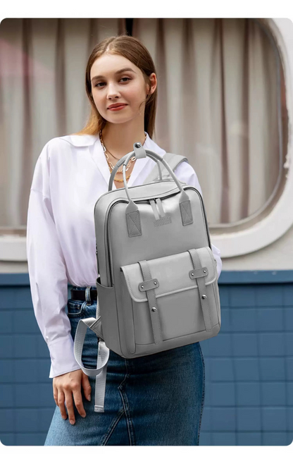 szürke bővíthető laptop hátizsák modellen, kézben tartott városi jelenetben