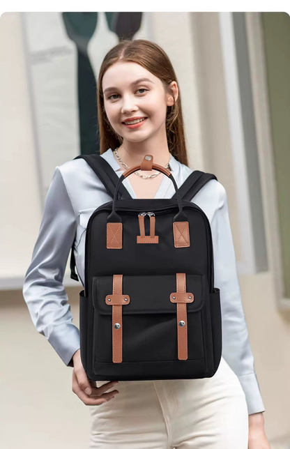 fekete bővíthető laptop hátizsák modellen, kézben tartva barna pántdíszekkel