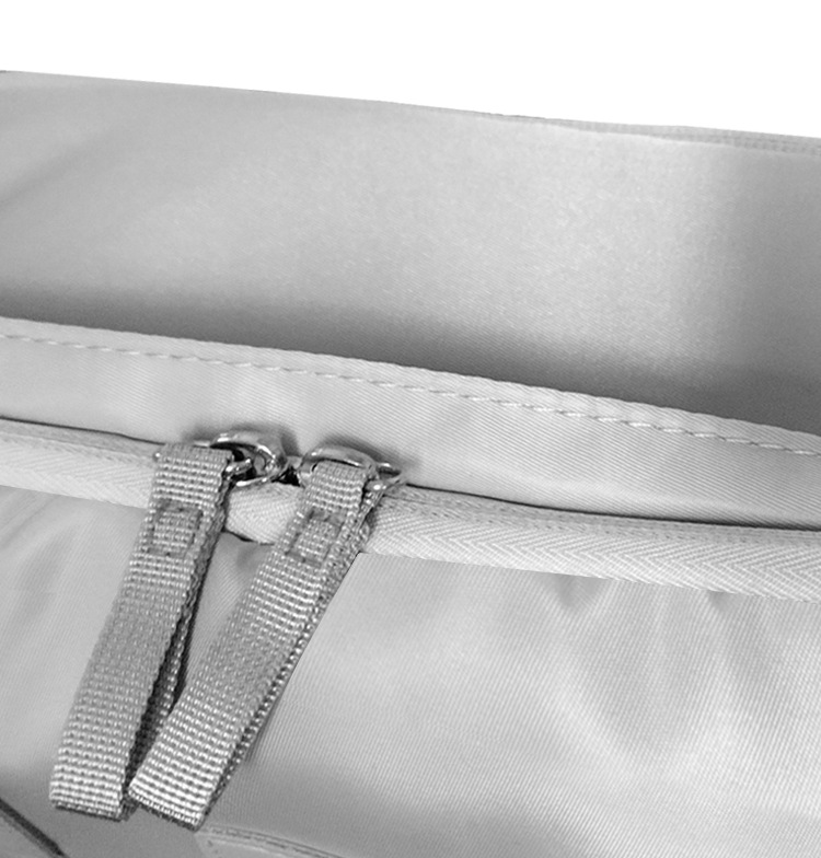 világosszürke bővíthető laptop hátizsák dupla cipzár és belső szegély közeli részletével
