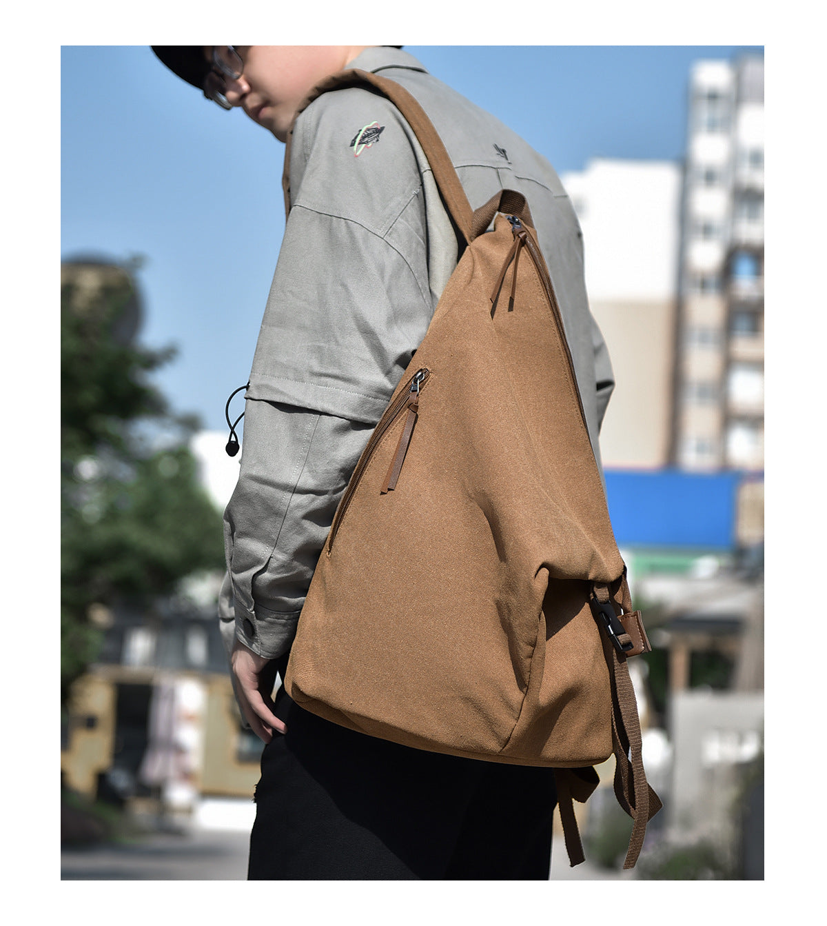 unisex vászon sling hátizsák, bézs, modellen vállon viselve