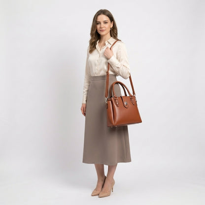 barna női műbőr kézitáska modellen kézben tartva elegáns viselethez