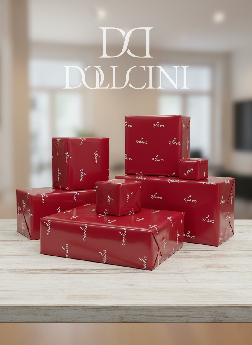 Dollcini piros ajándékcsomagolás, logós díszdobozokkal pulton